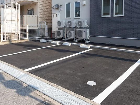 建物横の駐車場  