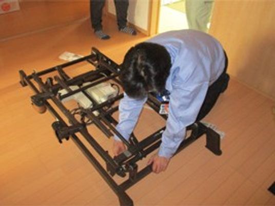 機能訓練器具を確認するスタッフ  