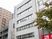 白い外壁の建物外観  