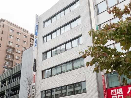 白い外壁の建物外観  