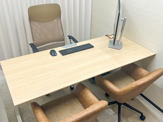 面談用デスクのある部屋  