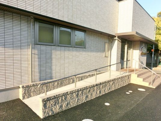 入口のスロープがある外観  