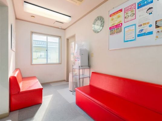 赤いソファの待合室  