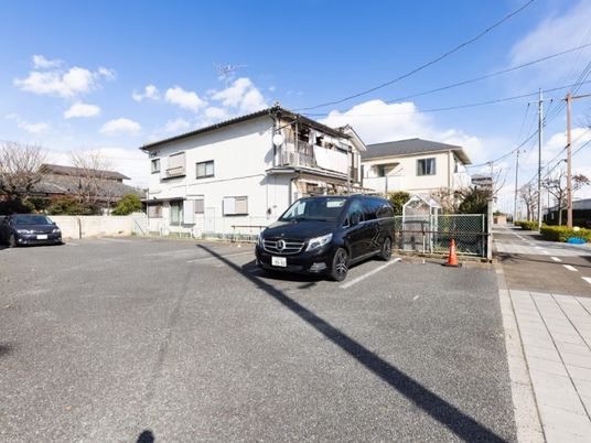 建物前の駐車場  