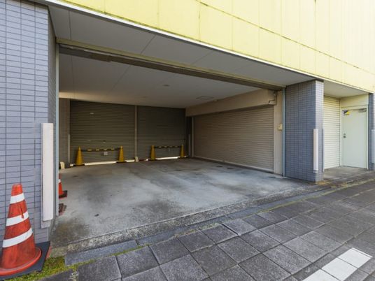 屋内駐車場の出入口  