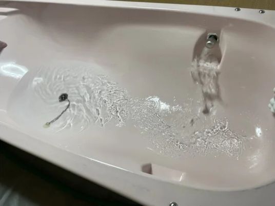 水が流れる浴槽  