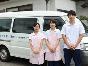 送迎車前のスタッフ  