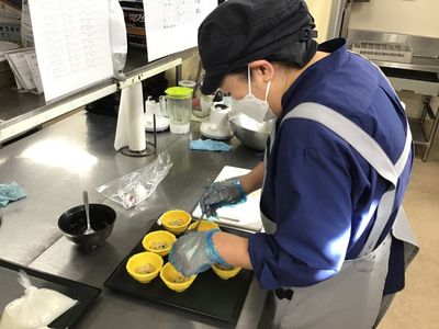 厨房での食事準備作業
