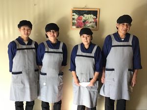 仕事着姿のスタッフ集合
