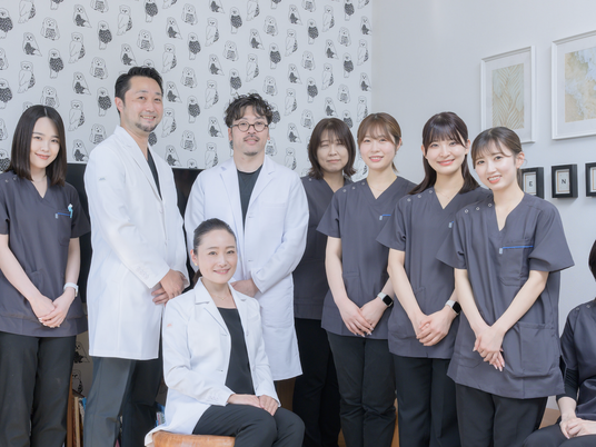 笑顔のスタッフ集合写真、ラウンジ  