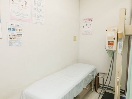 施術用ベッドのある個室  