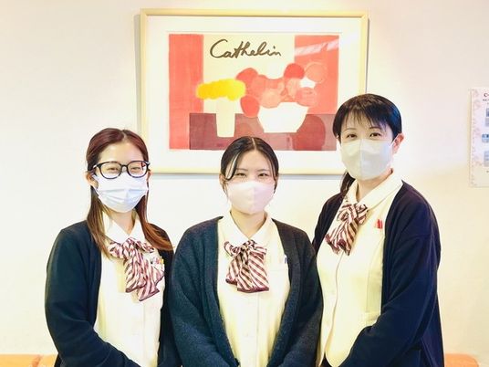 スタッフ3人のロビー  