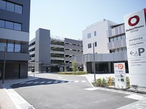 施設外観と看板  