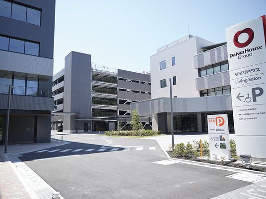施設外観と看板  