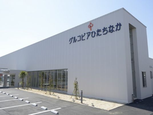 白い外観の建物  