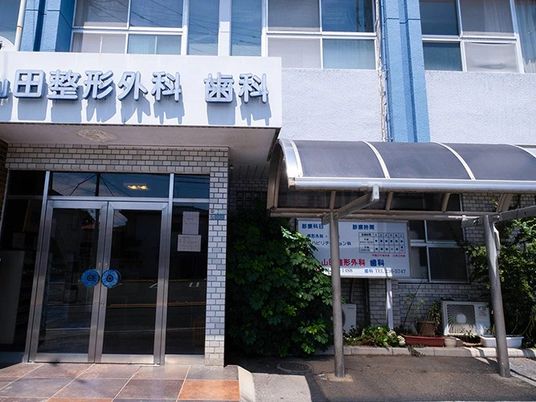 外観の入口と看板  
