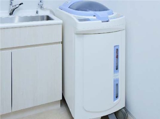 洗面台横の洗濯機