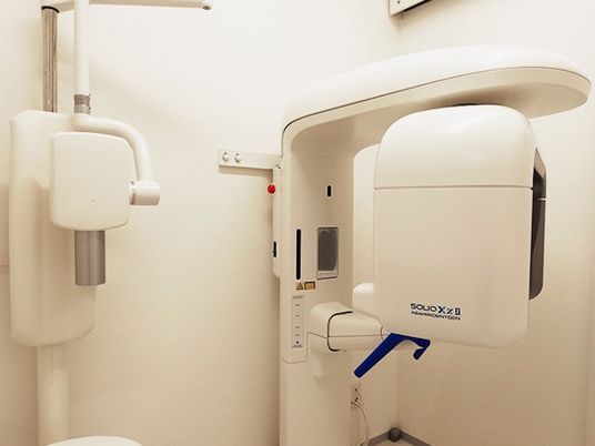 個室の機器がある洗面台  