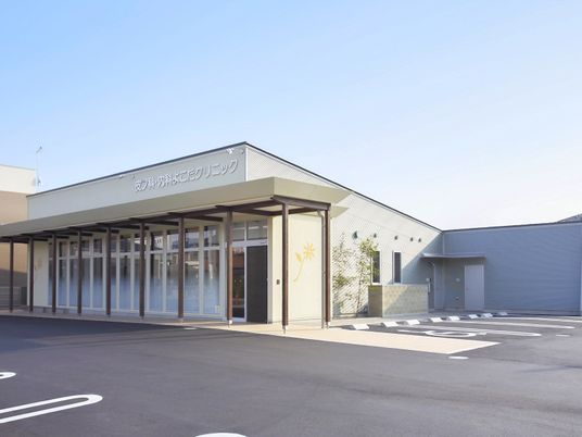 明るい外観の建物  