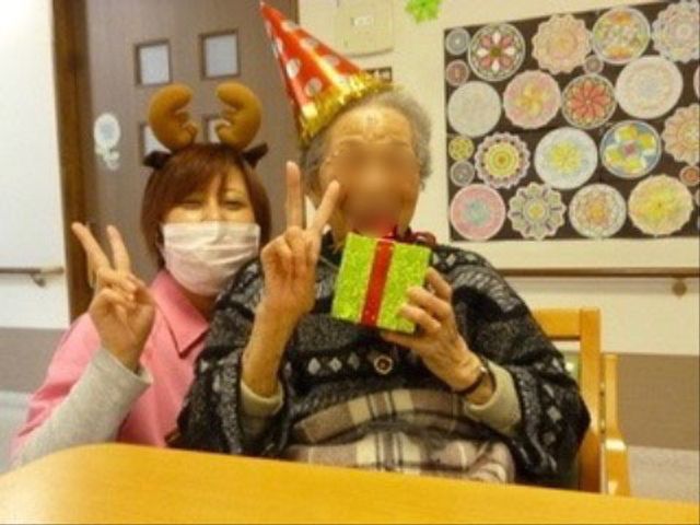 楽しい雰囲気のスタッフと入居者 食堂 笑顔の絶えない食堂で、明るく元気なスタッフとして、入居者様の豊かな日常を支えませんか？