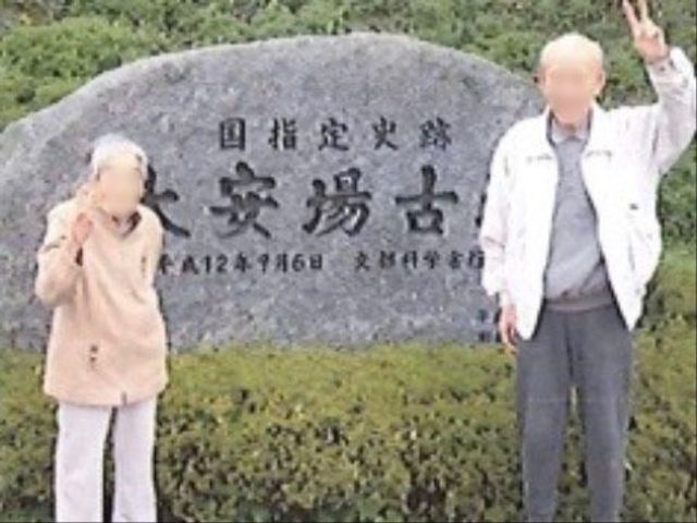 笑顔で挨拶する高齢者二人 中庭 当施設の庭で楽しむご入居者との交流を大切にし、笑顔で支援できる方を募集しています。