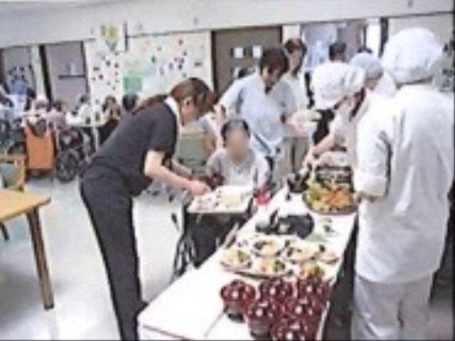 スタッフ活躍の食堂風景 食堂 笑顔あふれる食堂で働き、利用者さまの彩り豊かな生活をサポートしませんか。