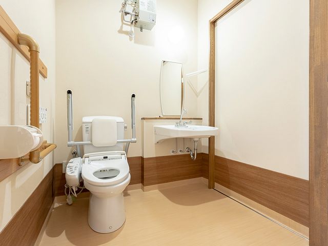 使いやすいトイレ トイレ 広々としたトイレで、手すりが配置されています。安全で快適な環境で、働きやすさが感じられます。