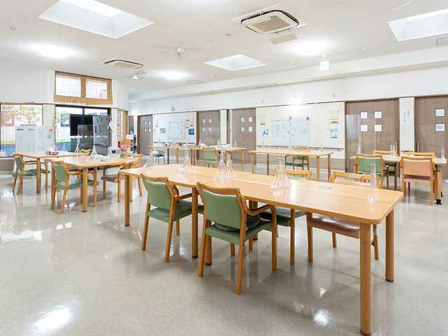 明るい共用スペース 食堂 広々とした明るい空間が特徴の共有スペースです。ここで食事や会話を楽しめます。