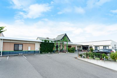 緑豊かな建物外観