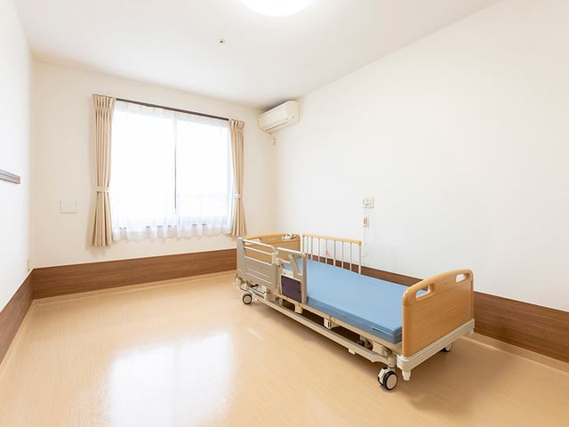 日当たりの良い居室 居室 広々とした居室は、窓から自然光が入ります。すっきりとした空間で快適に過ごせます。