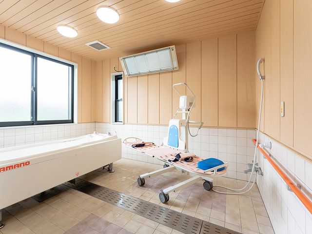 柔らかい光が差し込む浴室 浴室 窓からの柔らかい光が差し込む清潔な環境で、リラックスした入浴が楽しめます。