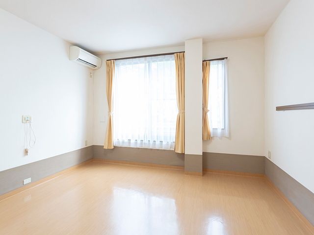 開放感のある居室 居室 自然光が心地よい広々とした空間です。快適な居住環境を提供します。