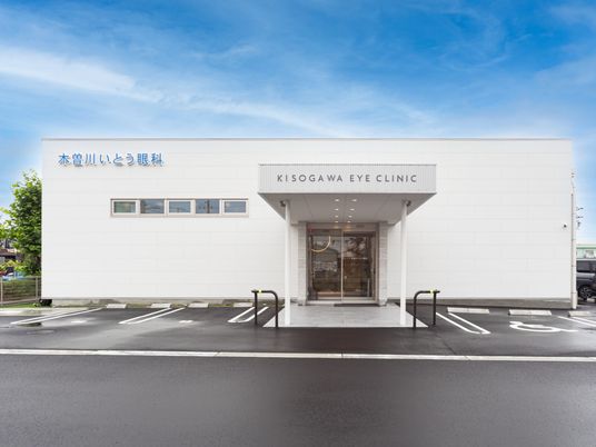 白い外観の正面玄関  