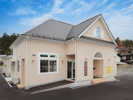 明るい外観の建物  
