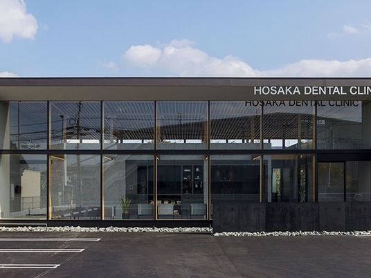 ガラス張りの建物外観  