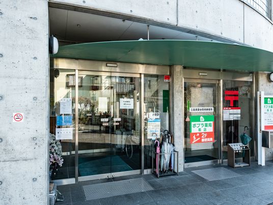 ガラス張りの出入口  