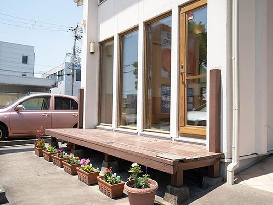 外観の木製縁側  