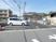 駐車場と建物外観  