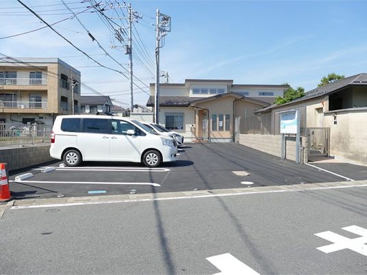 駐車場と建物外観  