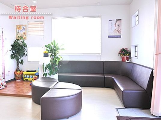 明るい待合室のソファ  