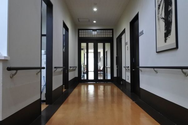 手すり付きの廊下