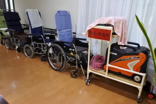 防災設備と車椅子の廊下