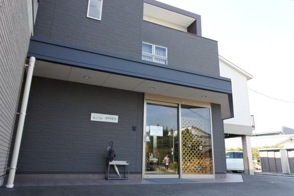 ガラス扉のエントランス