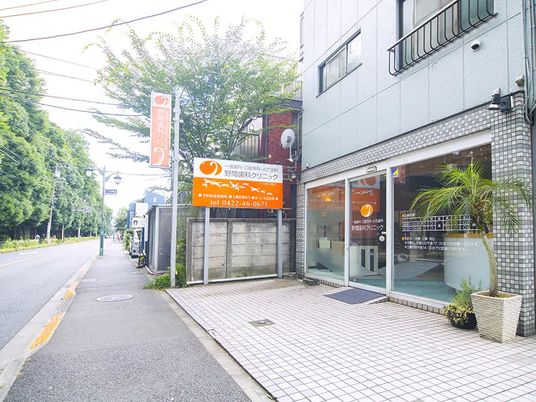 明るい外観の入口  