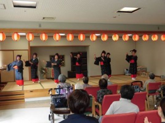 踊りを楽しむ居室