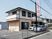 外観の建物と駐車場  