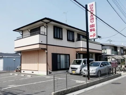 外観の建物と駐車場  