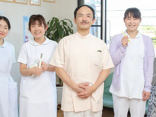 笑顔のスタッフの居室前  