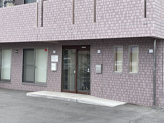 建物正面の出入口  