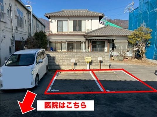 医院へ続く駐車場入口  